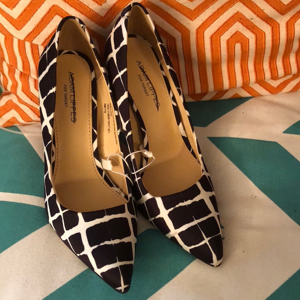 Black and white Suede pumps